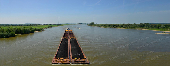 Kohleschiff auf dem Rhein